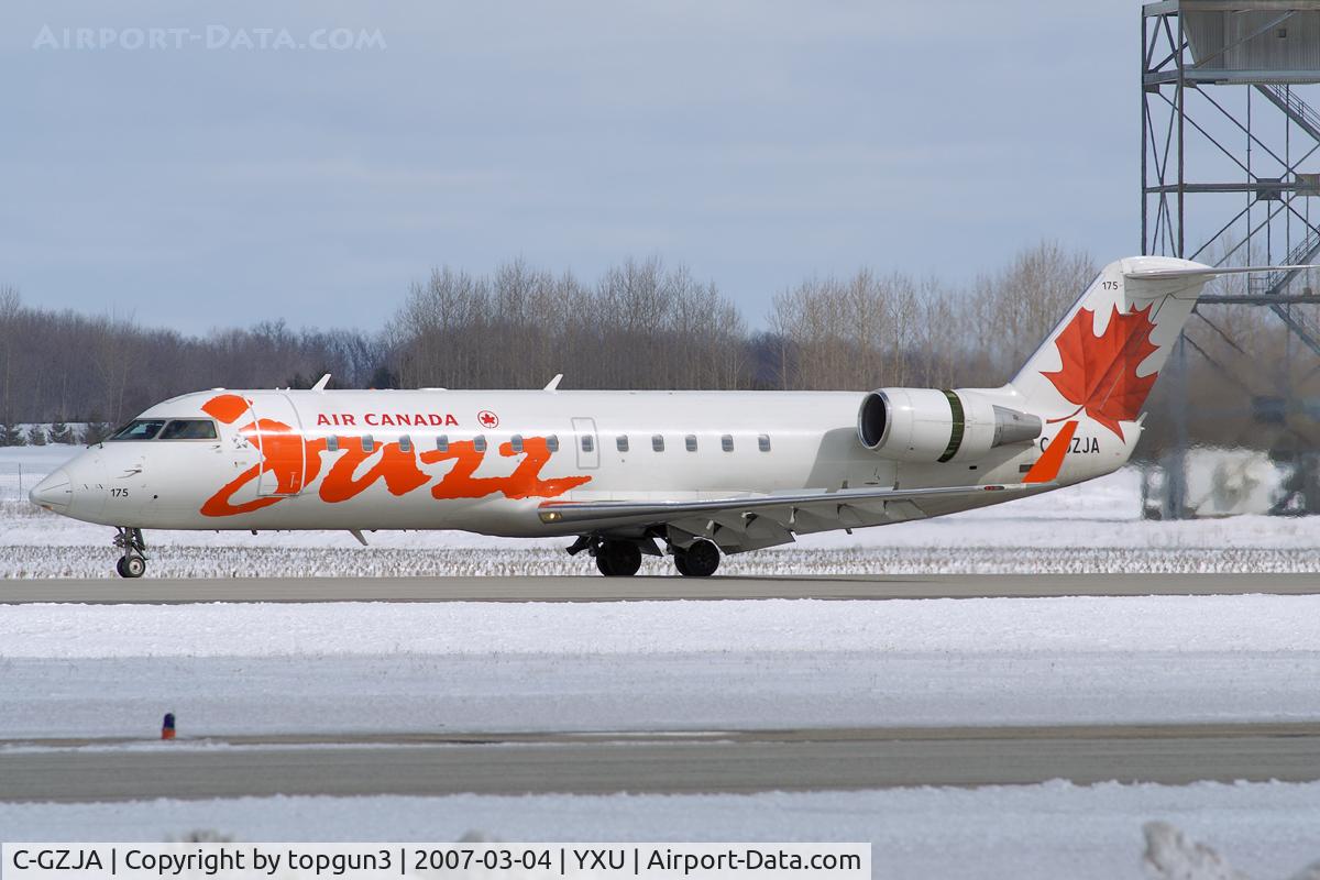 C-GZJA, 2005 Bombardier CRJ-200ER (CL-600-2B19) C/N 8018, Landing on RWY33.