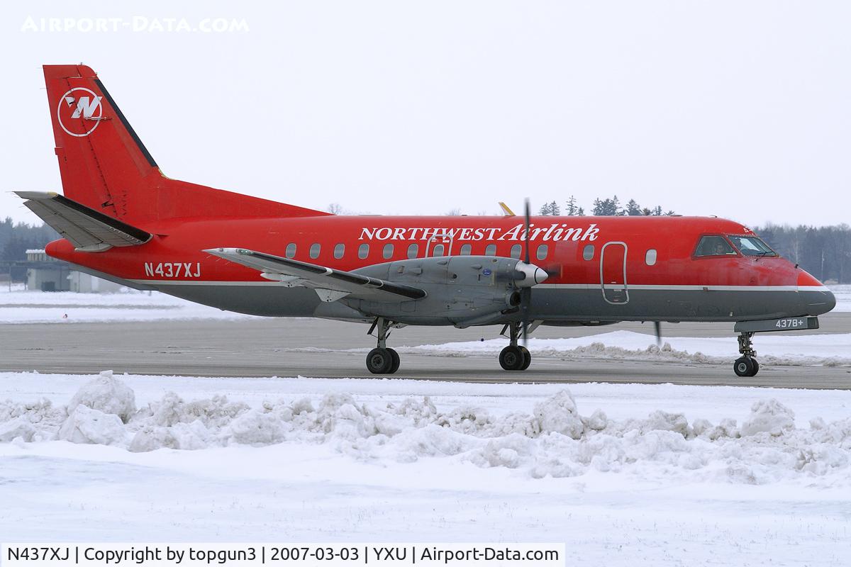 N437XJ, 1998 Saab 340B C/N 340B-437, Taxiing on Golf