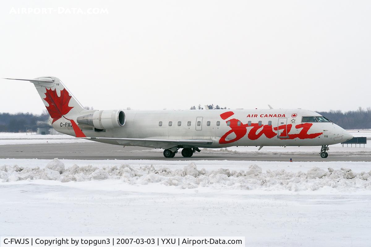 C-FWJS, 1995 Canadair CRJ-100ER (CL-600-2B19) C/N 7097, Taxiing on Golf