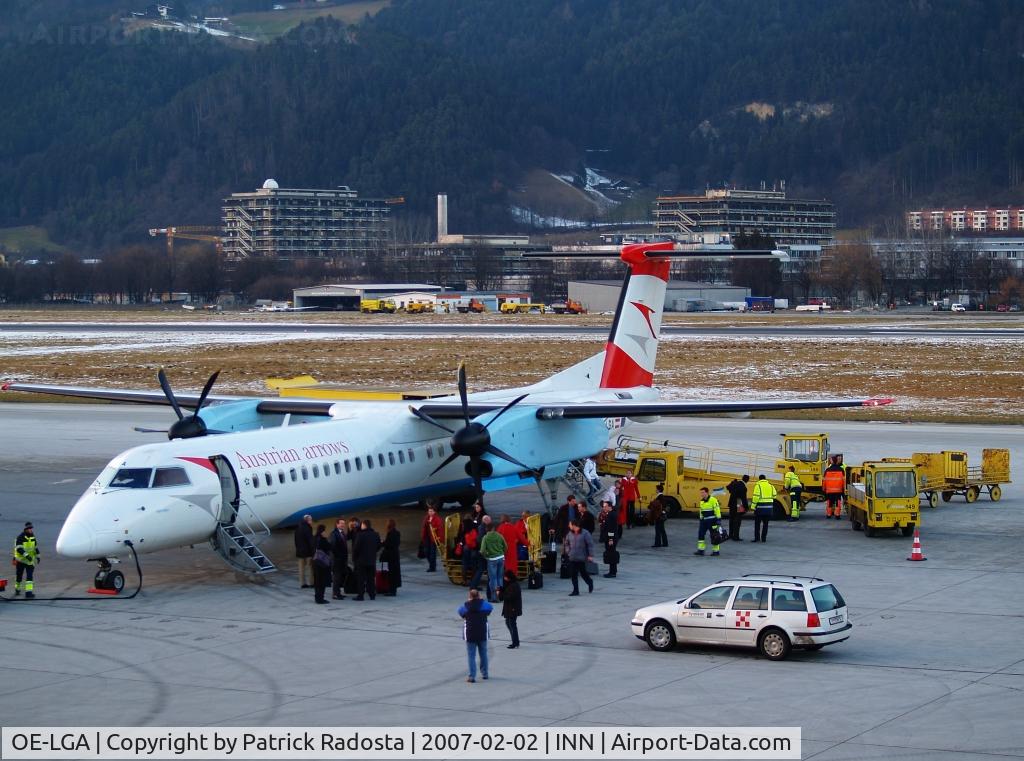 OE-LGA, 1999 De Havilland Canada DHC-8-402Q Dash 8 C/N 4014, Passengers disembarking after arrival at INN