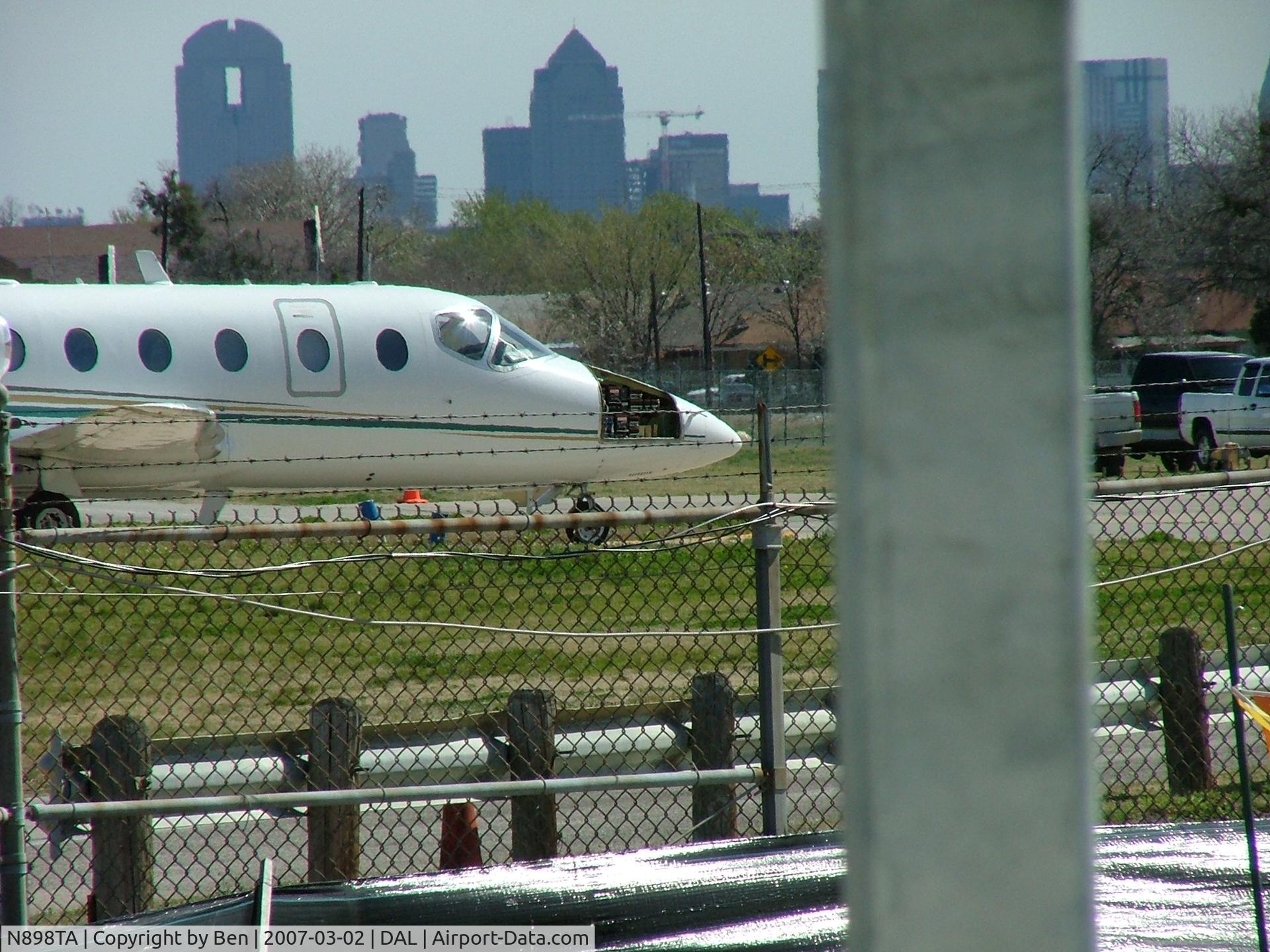 N898TA, 2000 Raytheon Beechjet 400A C/N RK-295, Just landed at DAL, missing some parts