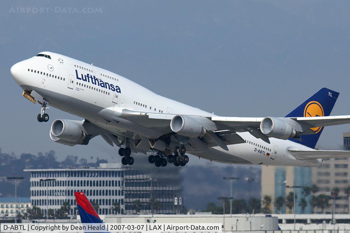 D-ABTL, 2002 Boeing 747-430 C/N 29872, All four engines fogged up as DLH457 climbs out from RWY 25R enroute to Frankfurt Main (EDDF).