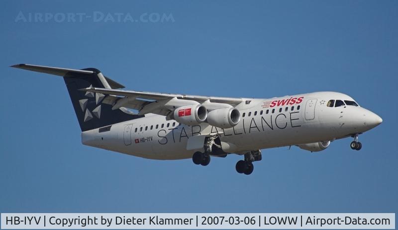 HB-IYV, 2000 British Aerospace Avro 146-RJ100 C/N E3377, Finale for rwy11