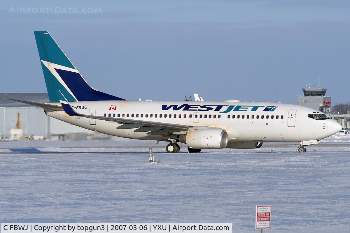 C-FBWJ, 2005 Boeing 737-7CT C/N 32767, Taxiing onto RWY33 for departure.