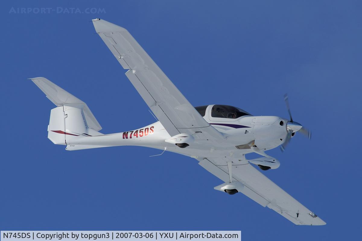 N745DS, 2007 Diamond DA-40 Diamond Star C/N 40.745, Short final for RWY33.
