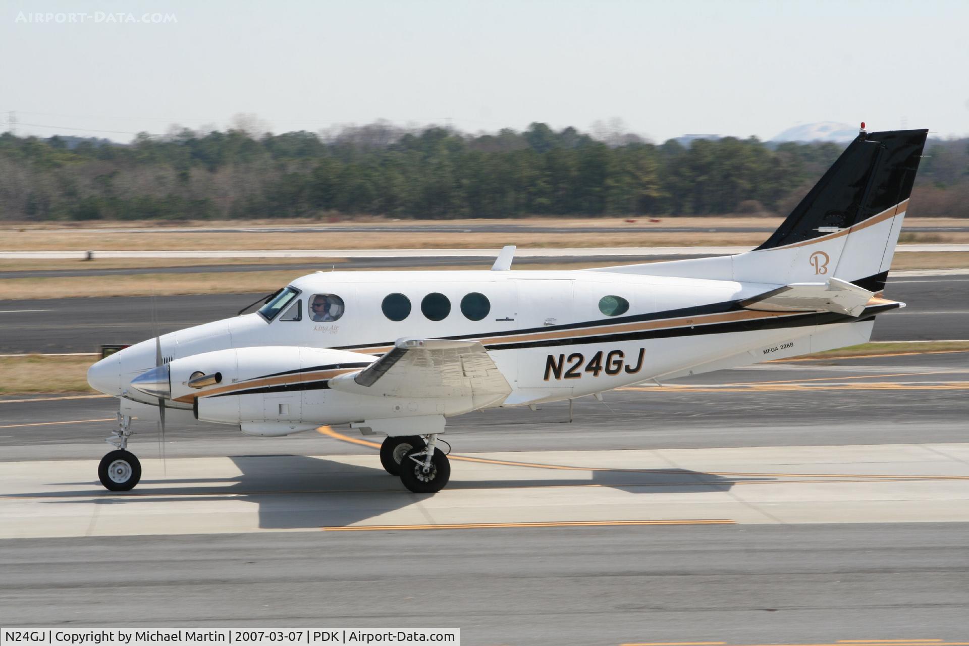 N24GJ, 1978 Beech C90 King Air C/N LJ-769, Taxing to Epps Air Service