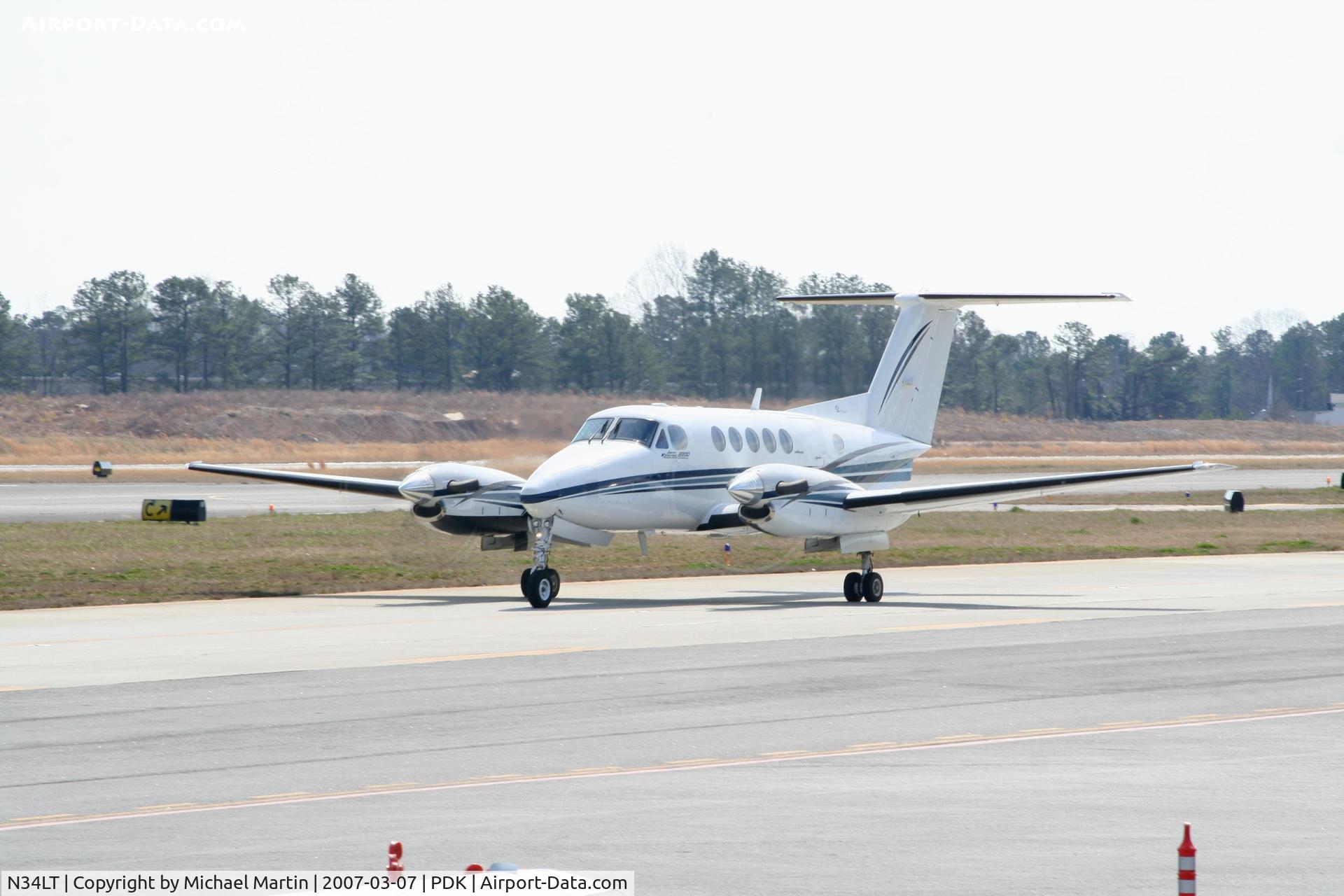 N34LT, 1992 Beech B200 King Air C/N BB-1437, Taxing to Signature Flight Services