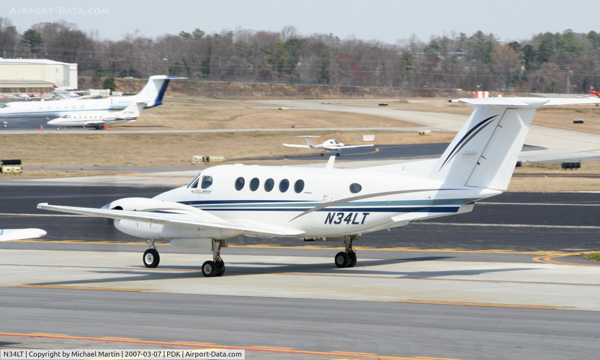 N34LT, 1992 Beech B200 King Air C/N BB-1437, Taxing to Signature Flight Services