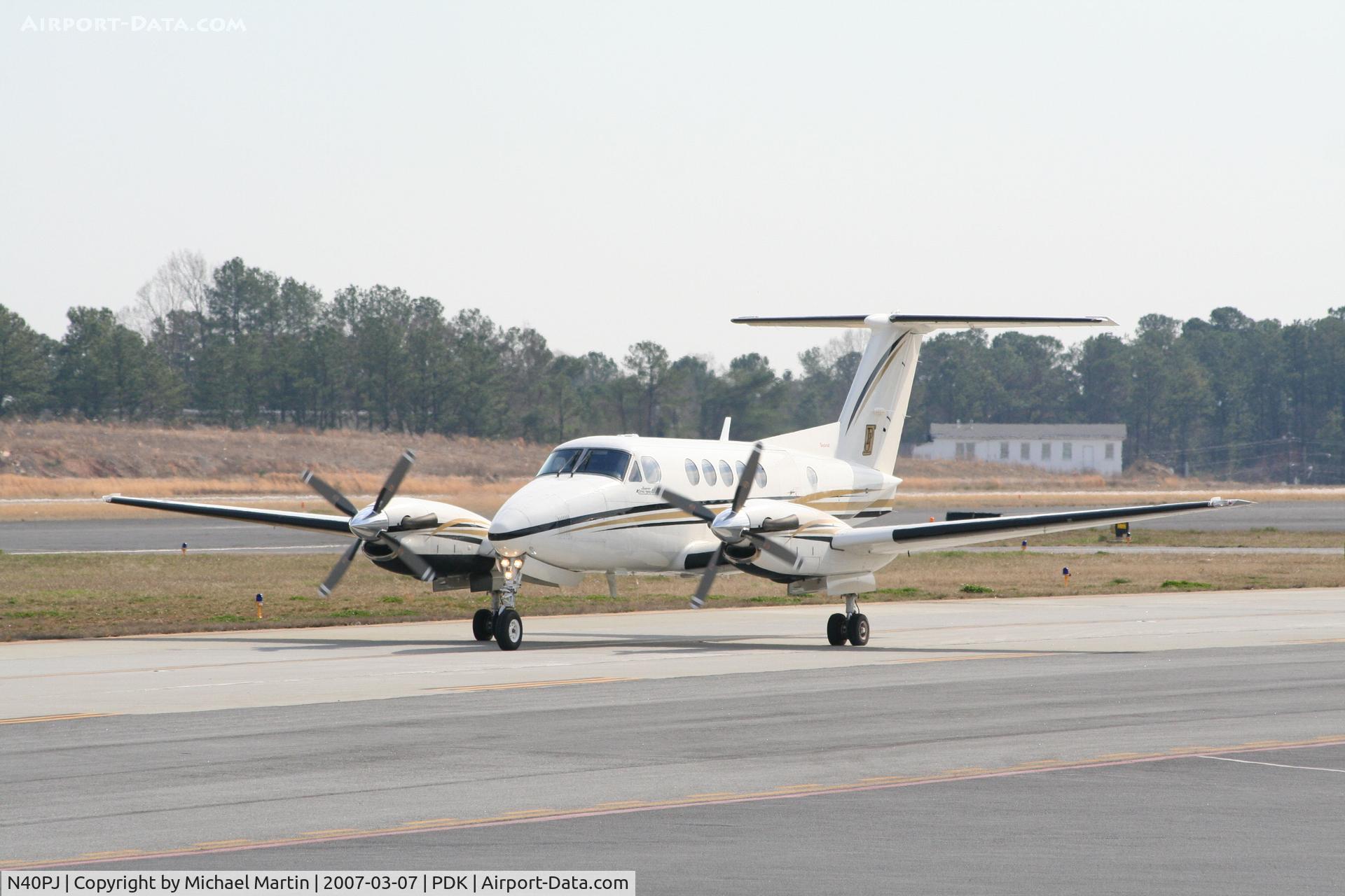 N40PJ, 1999 Raytheon B200 King Air C/N BB-1660, Taxing to Signature Flight Services