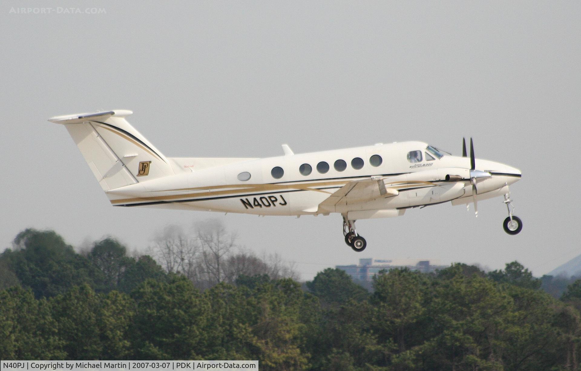 N40PJ, 1999 Raytheon B200 King Air C/N BB-1660, Departing PDK enroute to GSO
