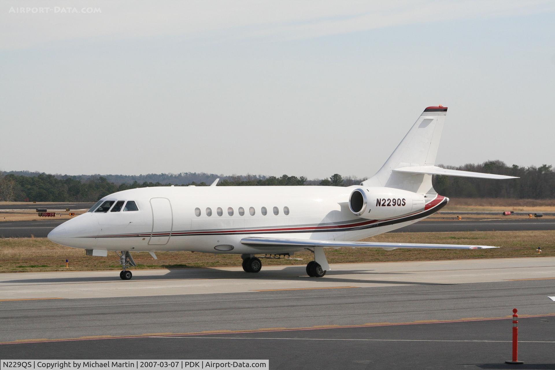 N229QS, 2001 Dassault Falcon 2000 C/N 129, Taxing to Signature Flight Services