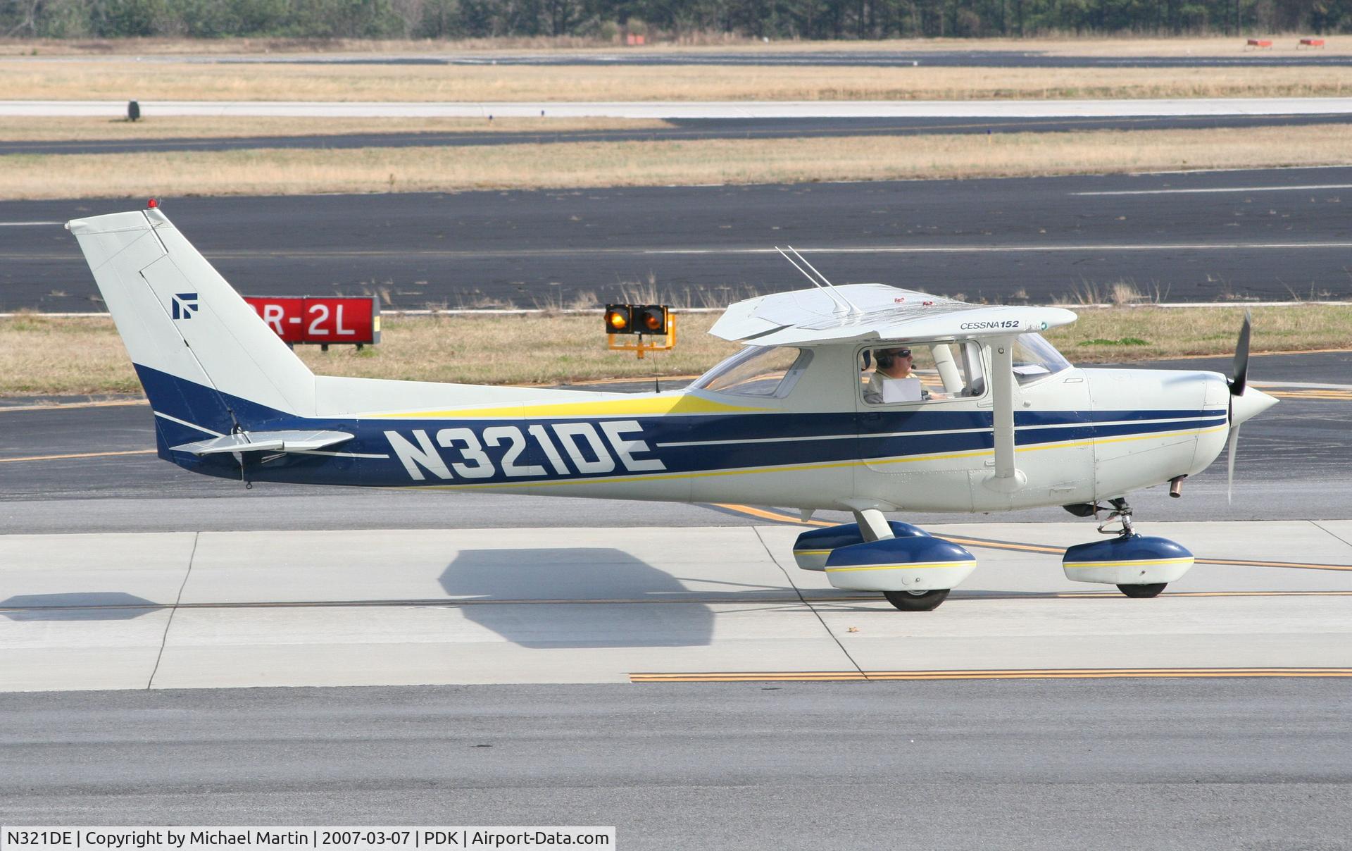 N321DE, 1979 Cessna 152 C/N 15283463, Taxing to Mercury Air Center