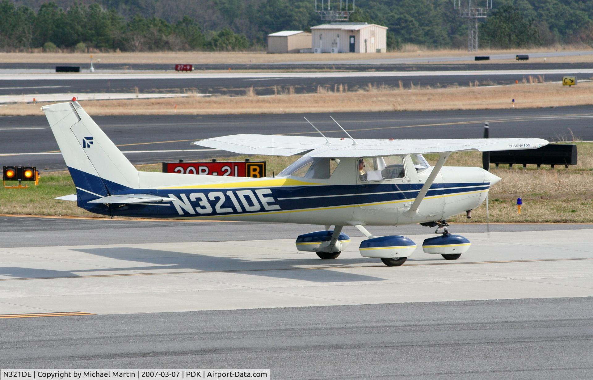N321DE, 1979 Cessna 152 C/N 15283463, Taxing to Mercury Air Center