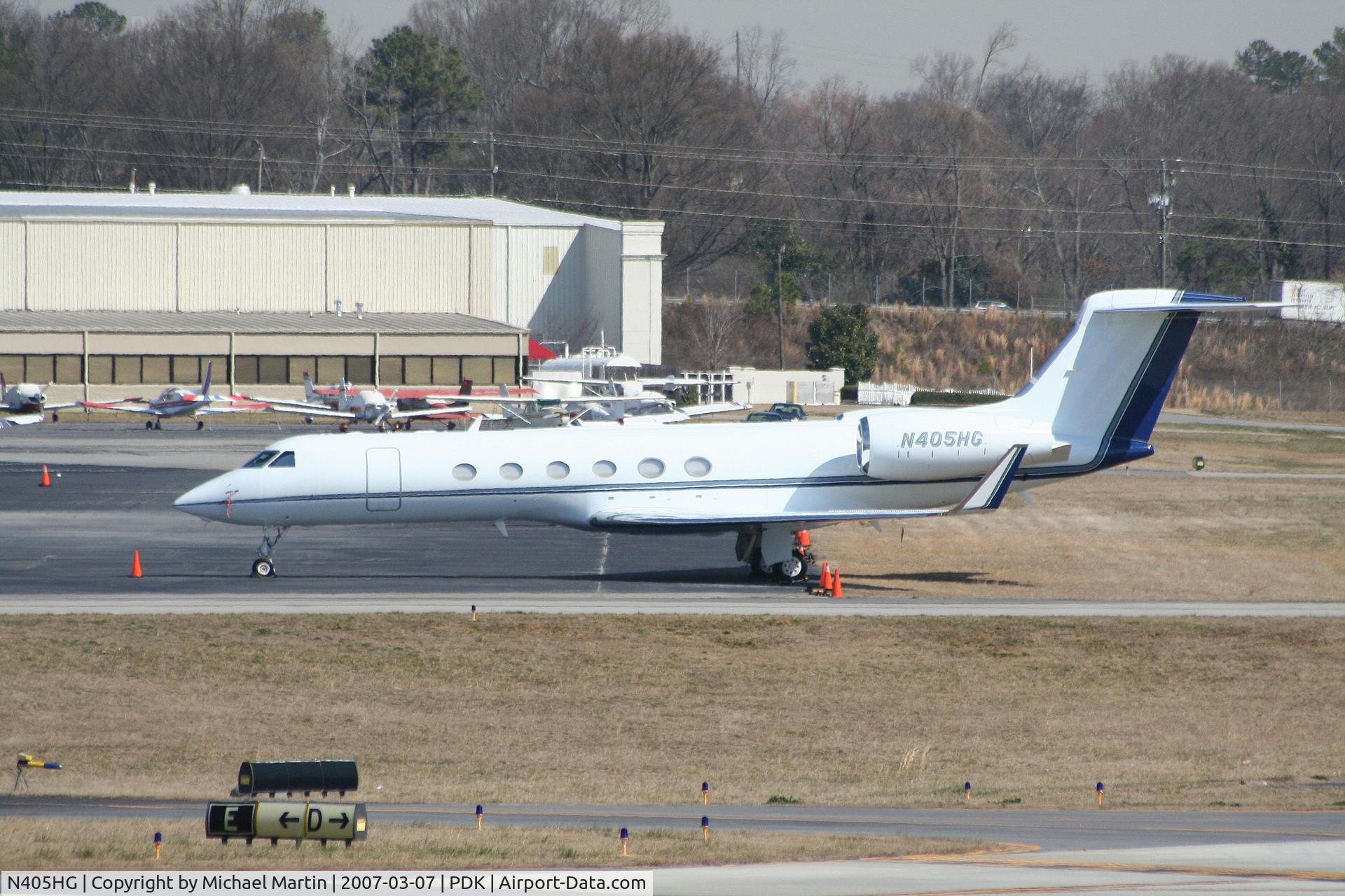N405HG, 2001 Gulfstream Aerospace G-V C/N 661, Tied down @ Signature Flight Support