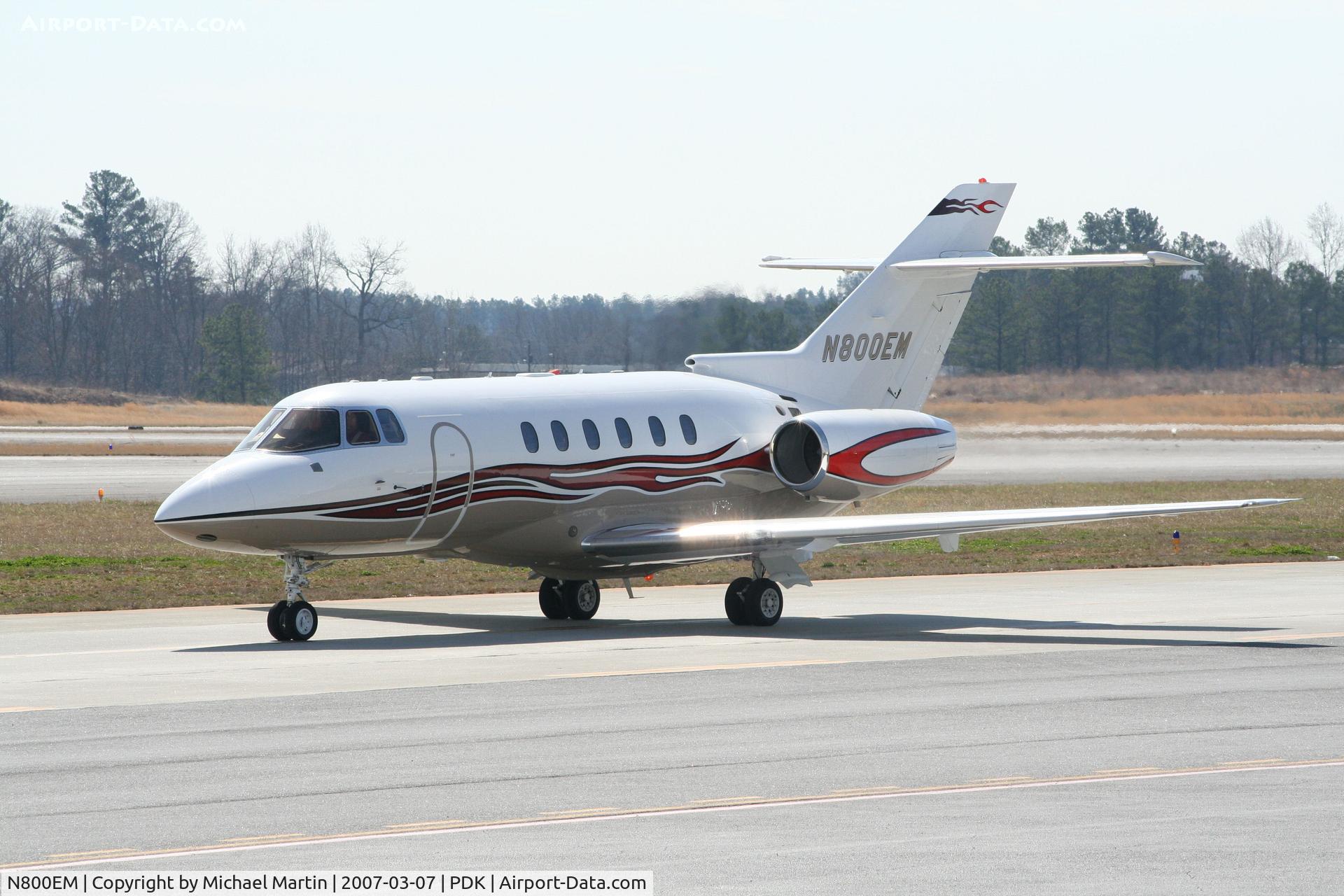 N800EM, 2004 Raytheon Hawker 800XP C/N 258649, Taxing to Runway 20L