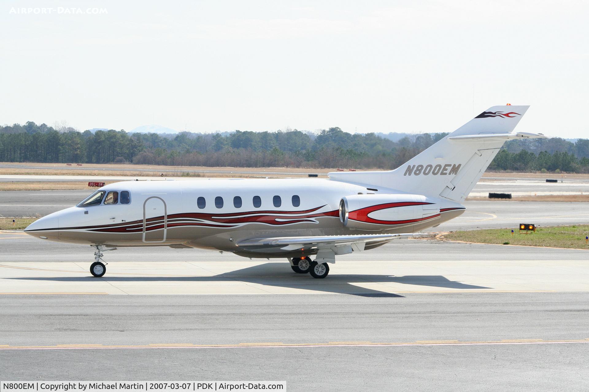 N800EM, 2004 Raytheon Hawker 800XP C/N 258649, Taxing to Runway 20L
