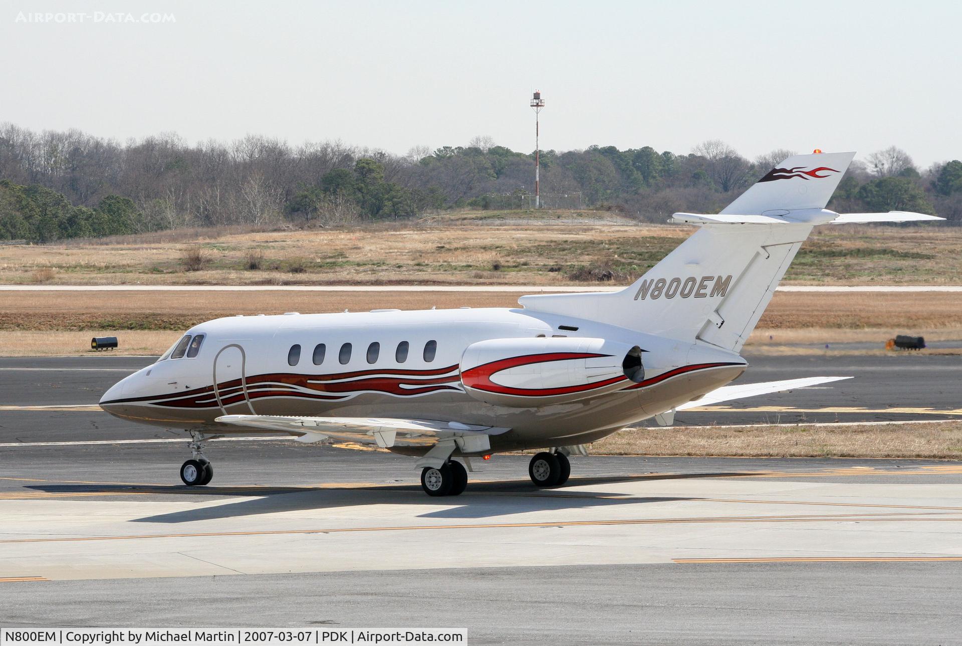 N800EM, 2004 Raytheon Hawker 800XP C/N 258649, Taxing to Runway 20L