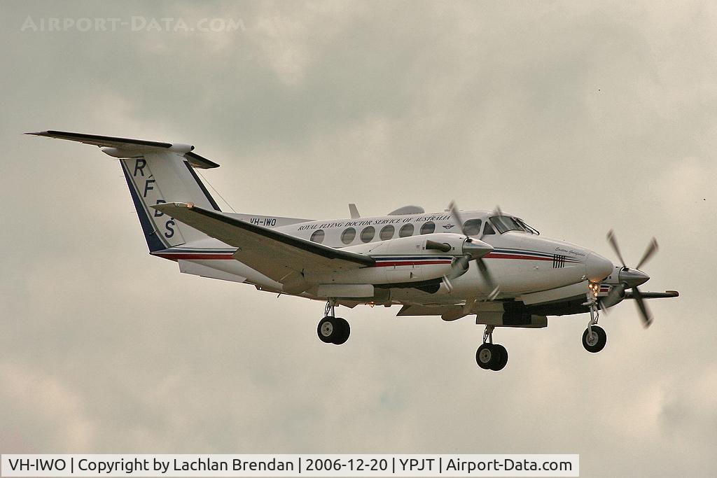 VH-IWO, 1998 Raytheon B200 King Air C/N BB-1639, Beech 200 Kingair of the Royal Flying Doctor Service