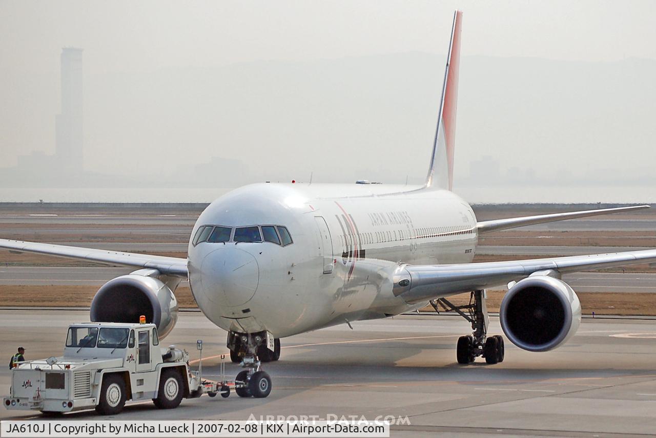 JA610J, 2004 Boeing 767-346/ER C/N 33846, Push-back