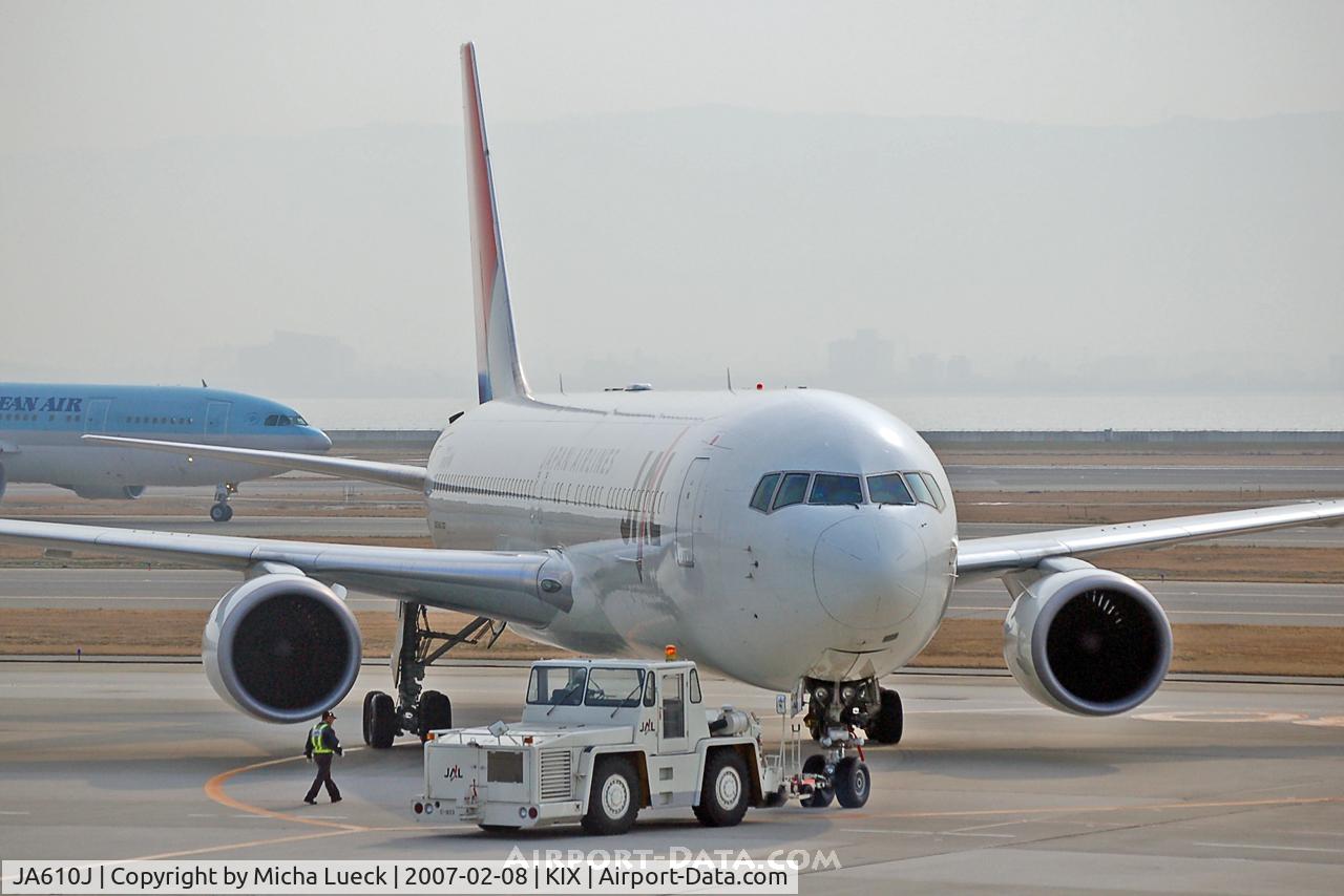 JA610J, 2004 Boeing 767-346/ER C/N 33846, Push-back