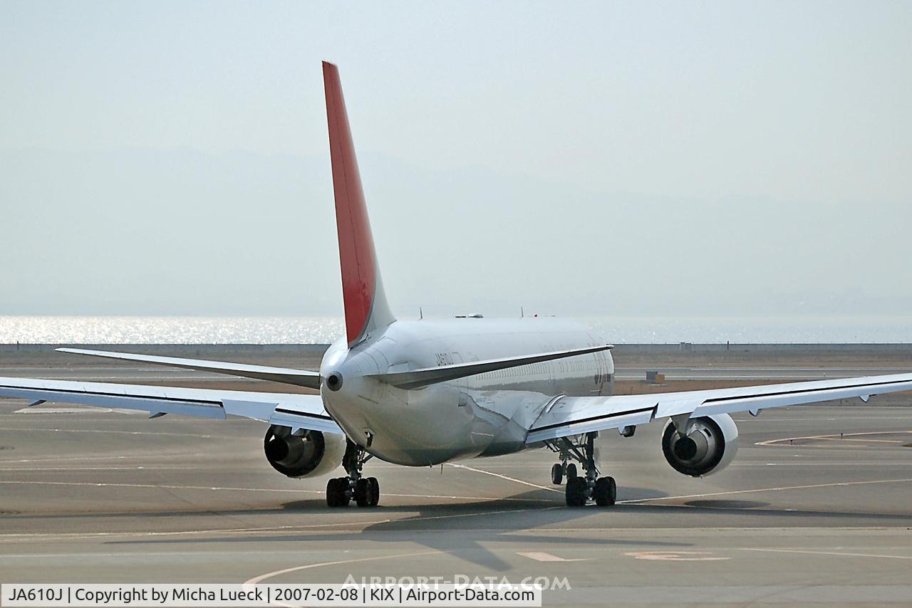 JA610J, 2004 Boeing 767-346/ER C/N 33846, Taxiing to the runway