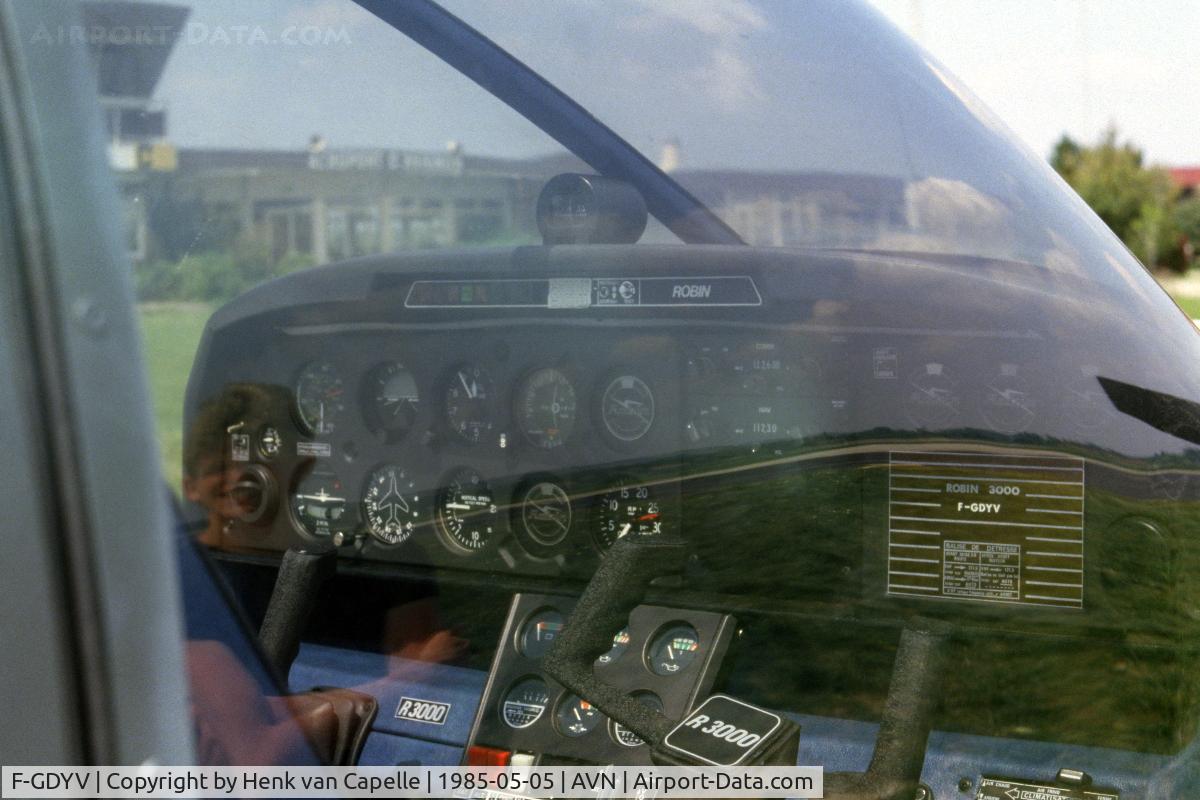F-GDYV, Robin R-3000-140 C/N 104, View into the cockpit of F-GDYV.