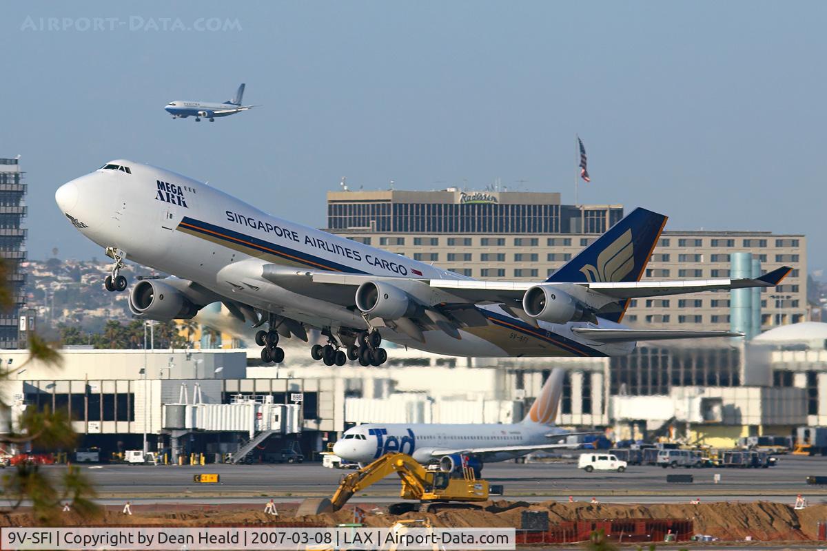 9V-SFI, 2000 Boeing 747-412F/SCD C/N 28027, Singapore Airlines Cargo 9V-SFI (FLT SQC7889) departing RWY 25R enroute to Shanghai Pudong (ZSPD), while United Airlines N374UA (FLT UAL1163) from San Francisco Int'l (KSFO) is on final approach to RWY 24R.