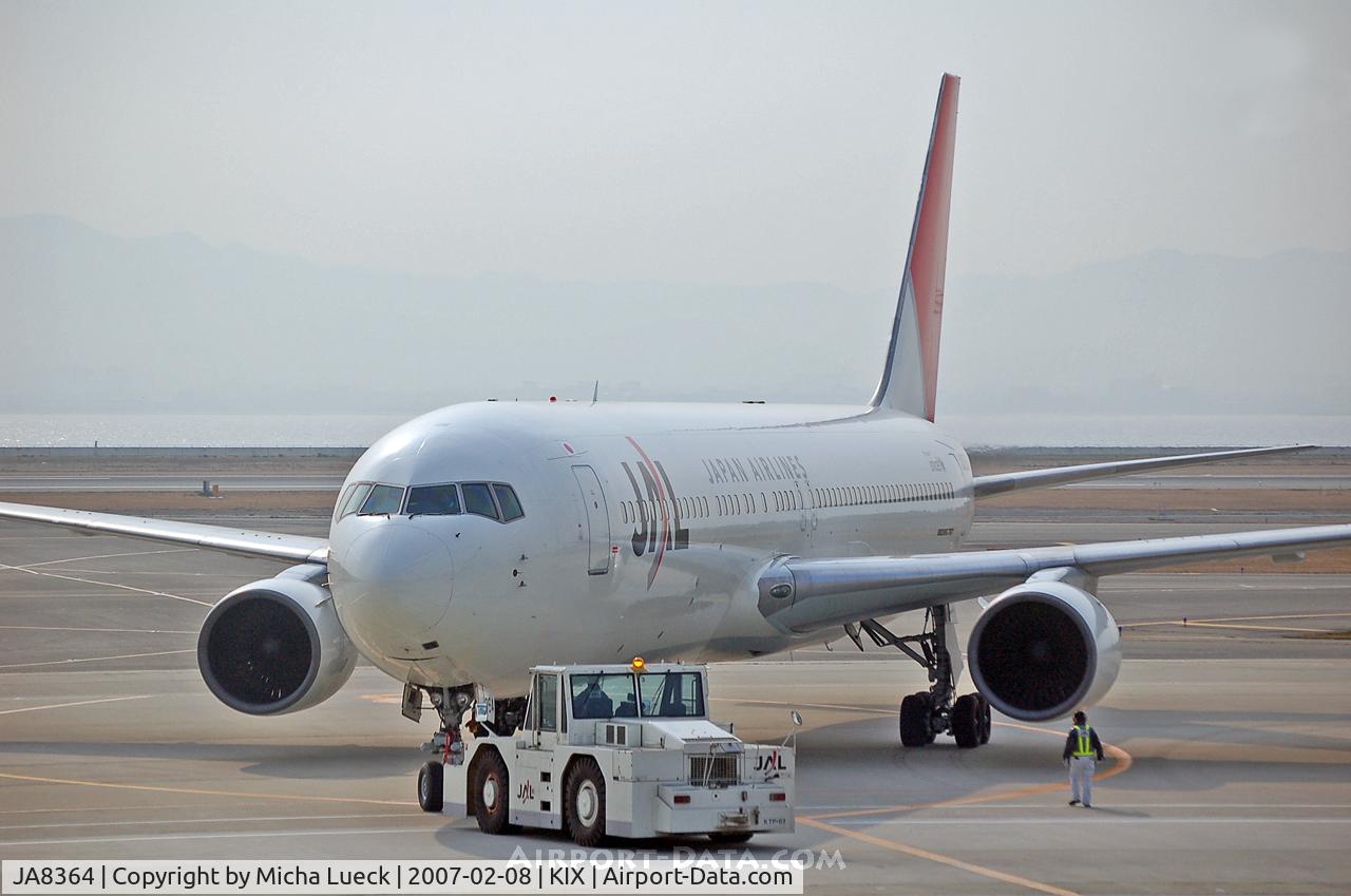 JA8364, Boeing 767-346 C/N 24782, Push-back