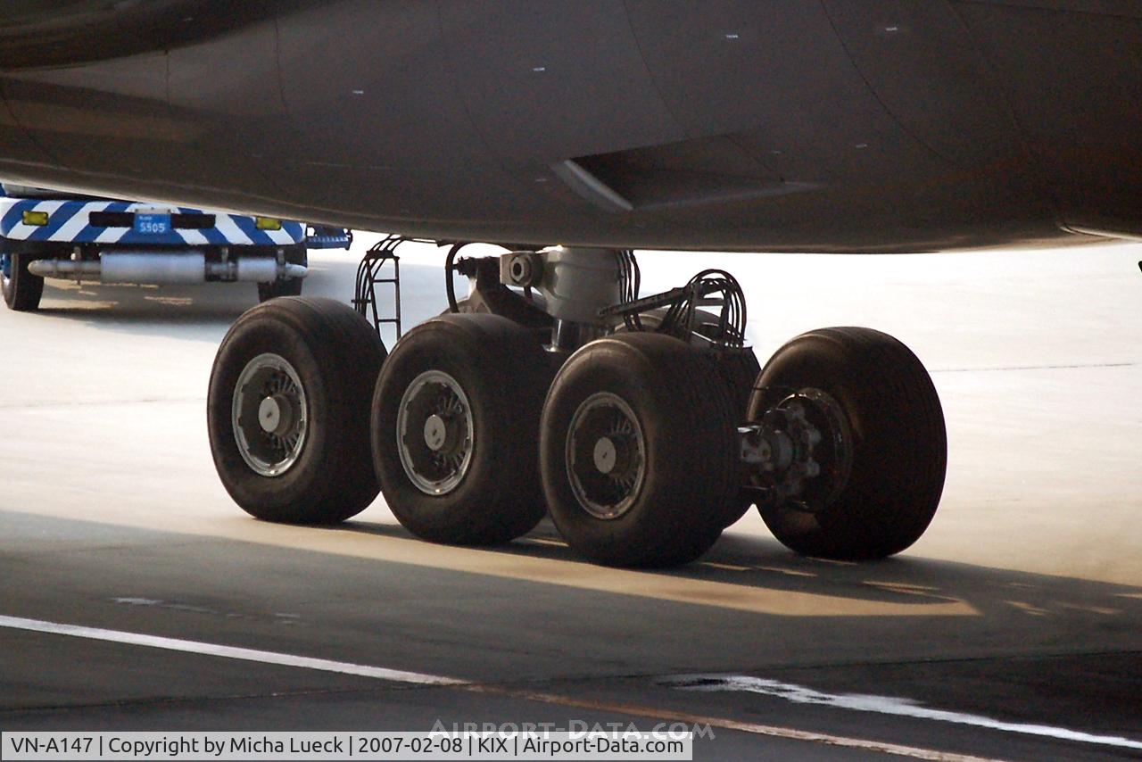 VN-A147, 1998 Boeing 777-2Q8/ER C/N 27607, Big wheels