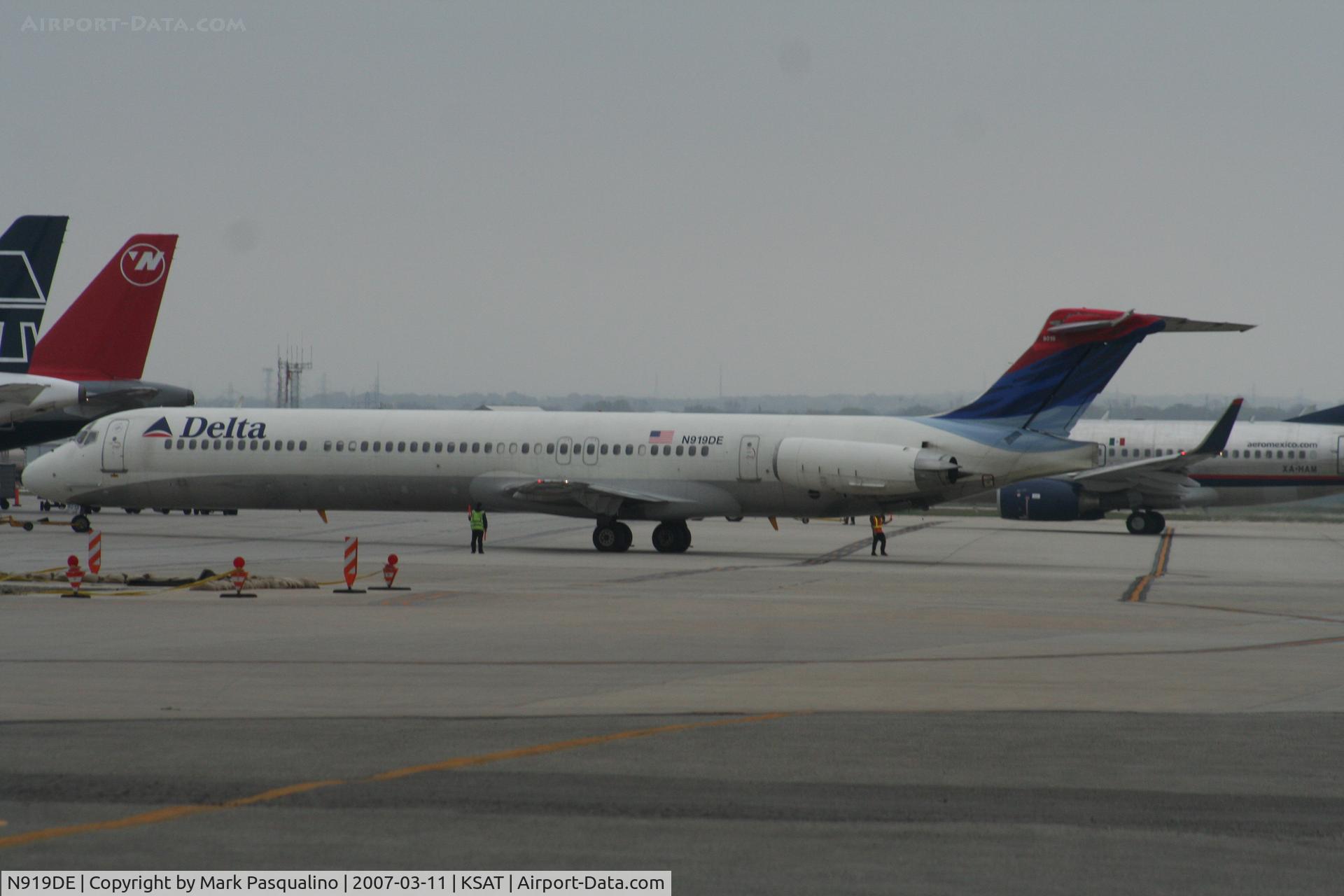 N919DE, 1993 McDonnell Douglas MD-88 C/N 53422, MD-88