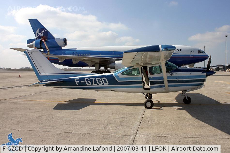 F-GZGD, Cessna TR182 Turbo Skylane RG Turbo Skylane RG C/N R182-00766, Qui est le plus gros ???