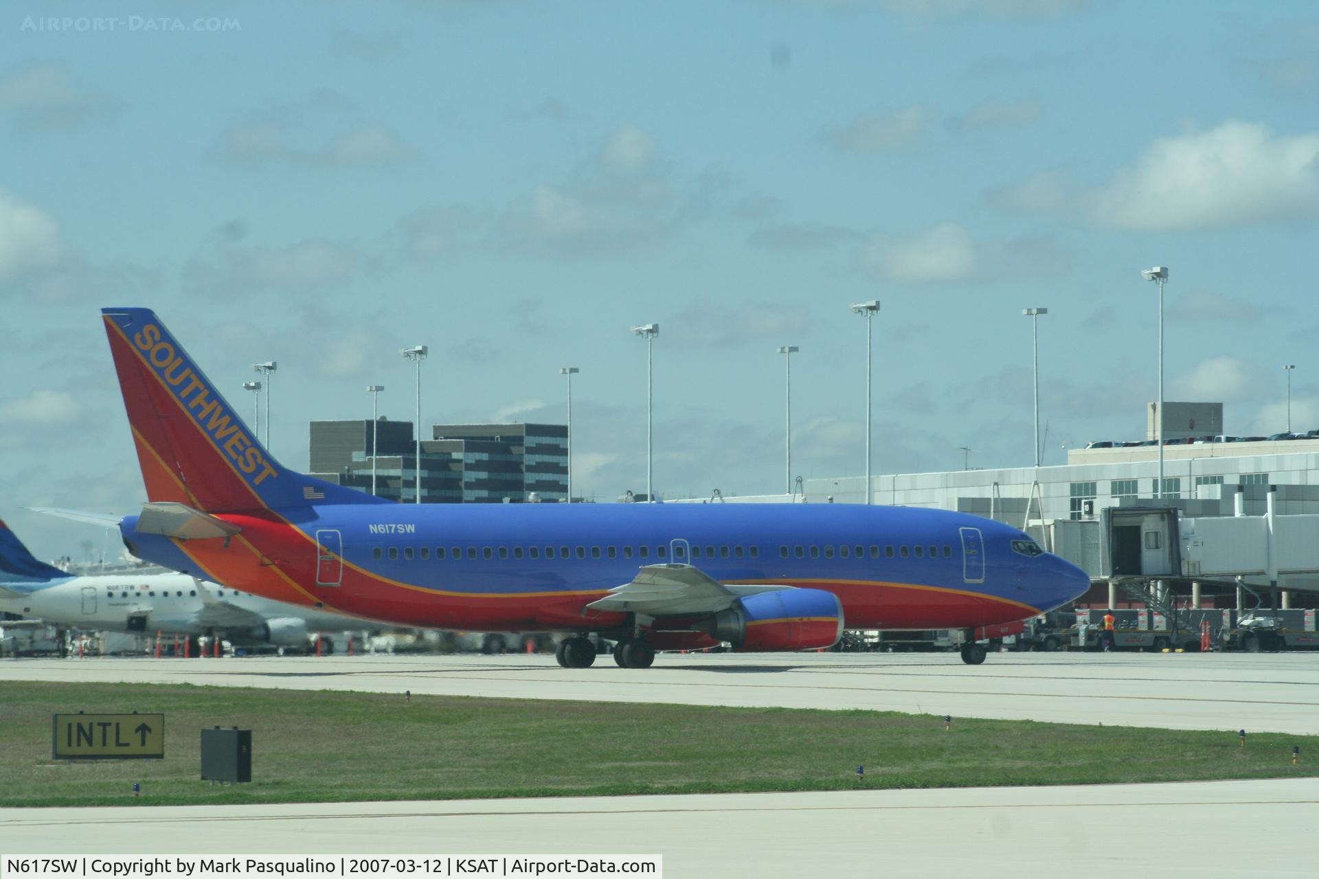 N617SW, 1995 Boeing 737-3H4 C/N 27700, Boeing 737-300
