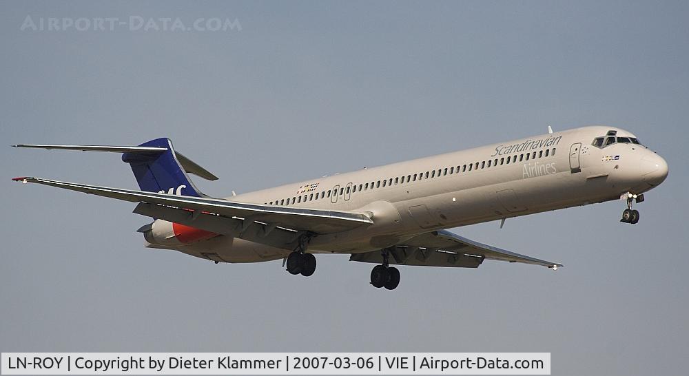 LN-ROY, 1988 McDonnell Douglas MD-82 (DC-9-82) C/N 49615, SAS  MD87  on final for RWY 11
