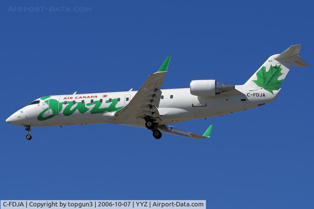 C-FDJA, 2004 Bombardier CRJ-200ER (CL-600-2B19) C/N 7979, Short final for RWY24R.