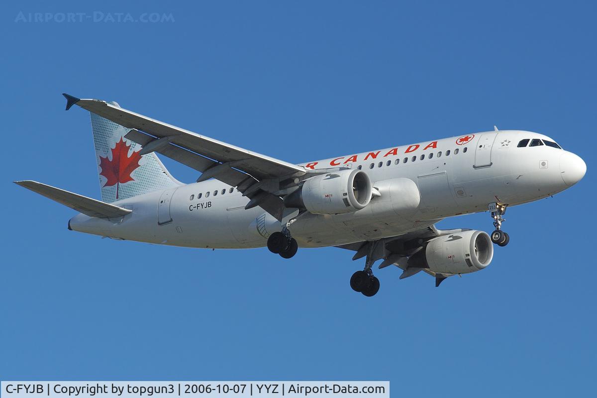 C-FYJB, 1996 Airbus A319-114 C/N 639, Short final for RWY24R.