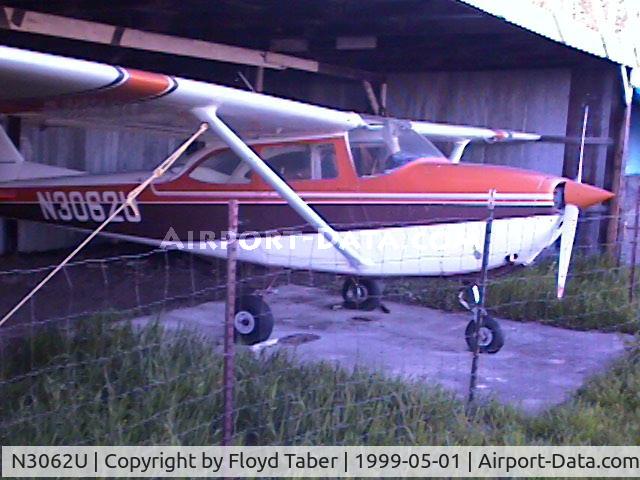 N3062U, 1963 Cessna 172E C/N 17250662, Sitting at unnamed private strip near Des Moines Iowa