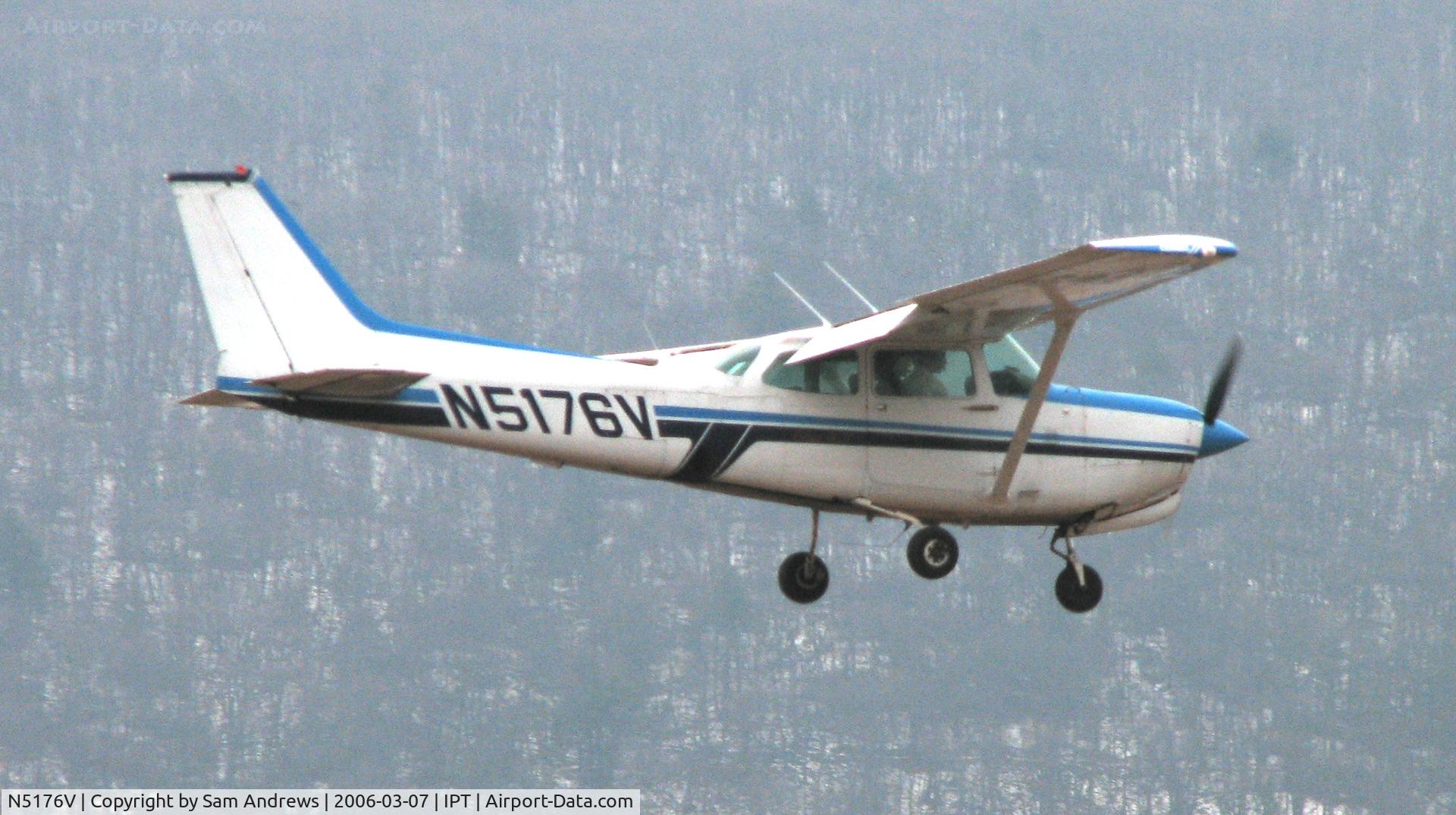 N5176V, 1980 Cessna 172RG Cutlass RG C/N 172RG0459, Final for Rwy 27 just arrived from Allentown.