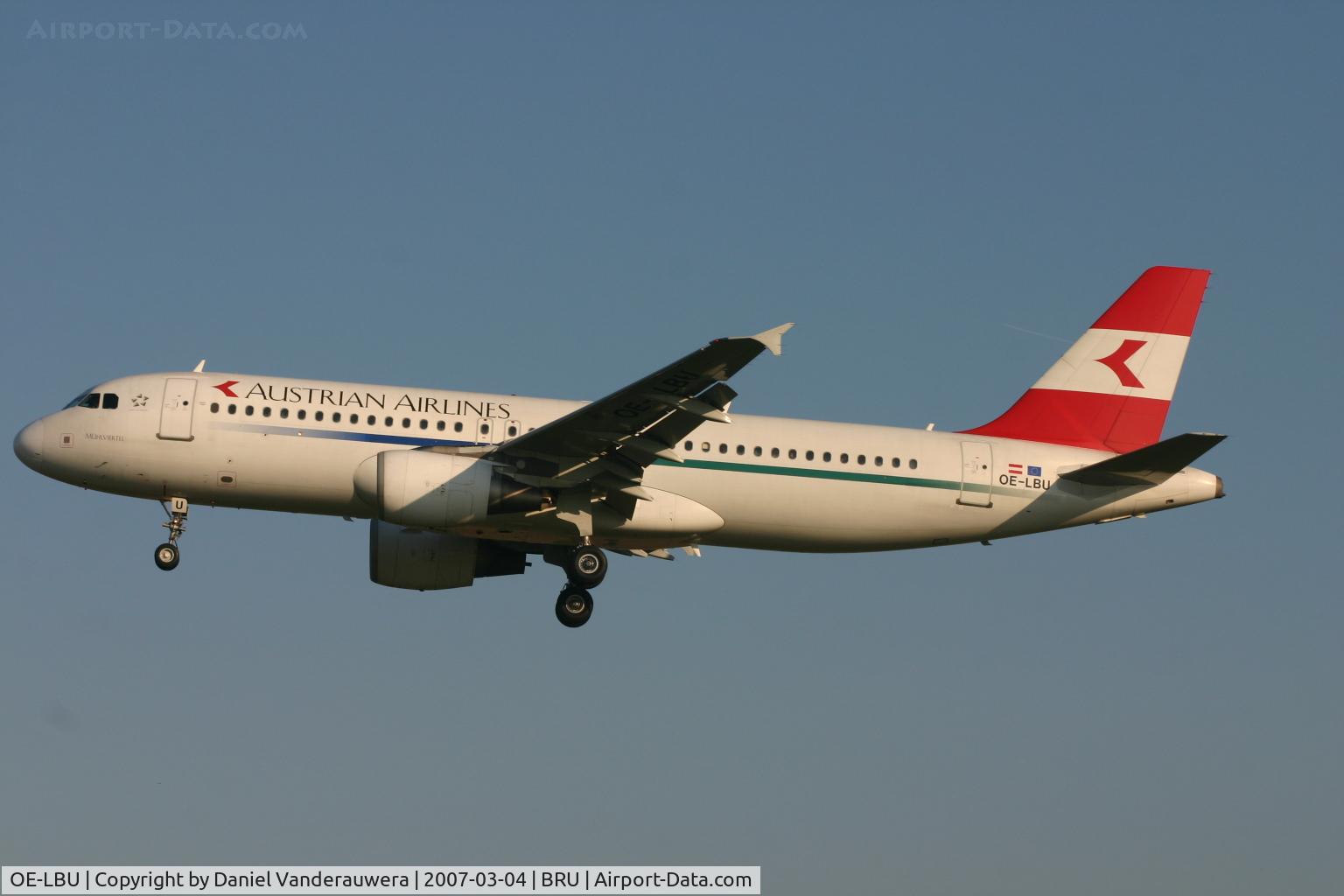OE-LBU, 2001 Airbus A320-214 C/N 1478, flight OS351 is descending to rwy 25L