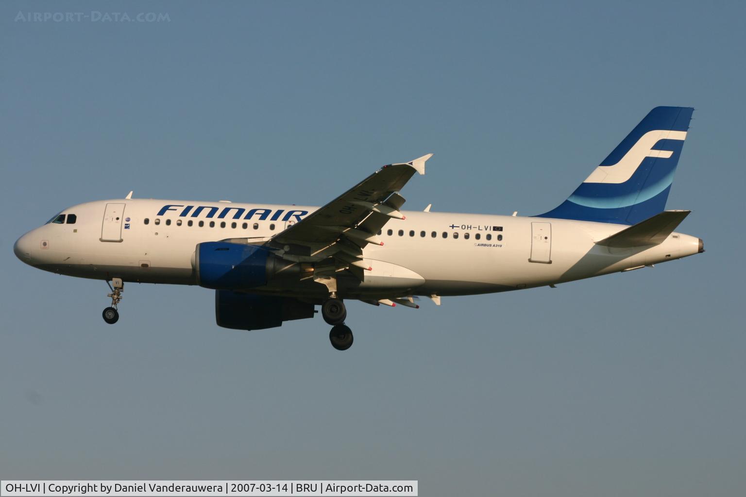 OH-LVI, 2000 Airbus A319-112 C/N 1364, descending to rwy 25L