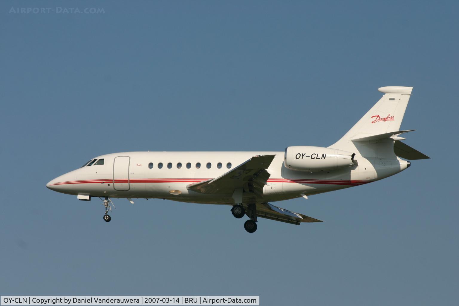 OY-CLN, 2004 Dassault Falcon 2000EX C/N 35, descending to rwy 25L