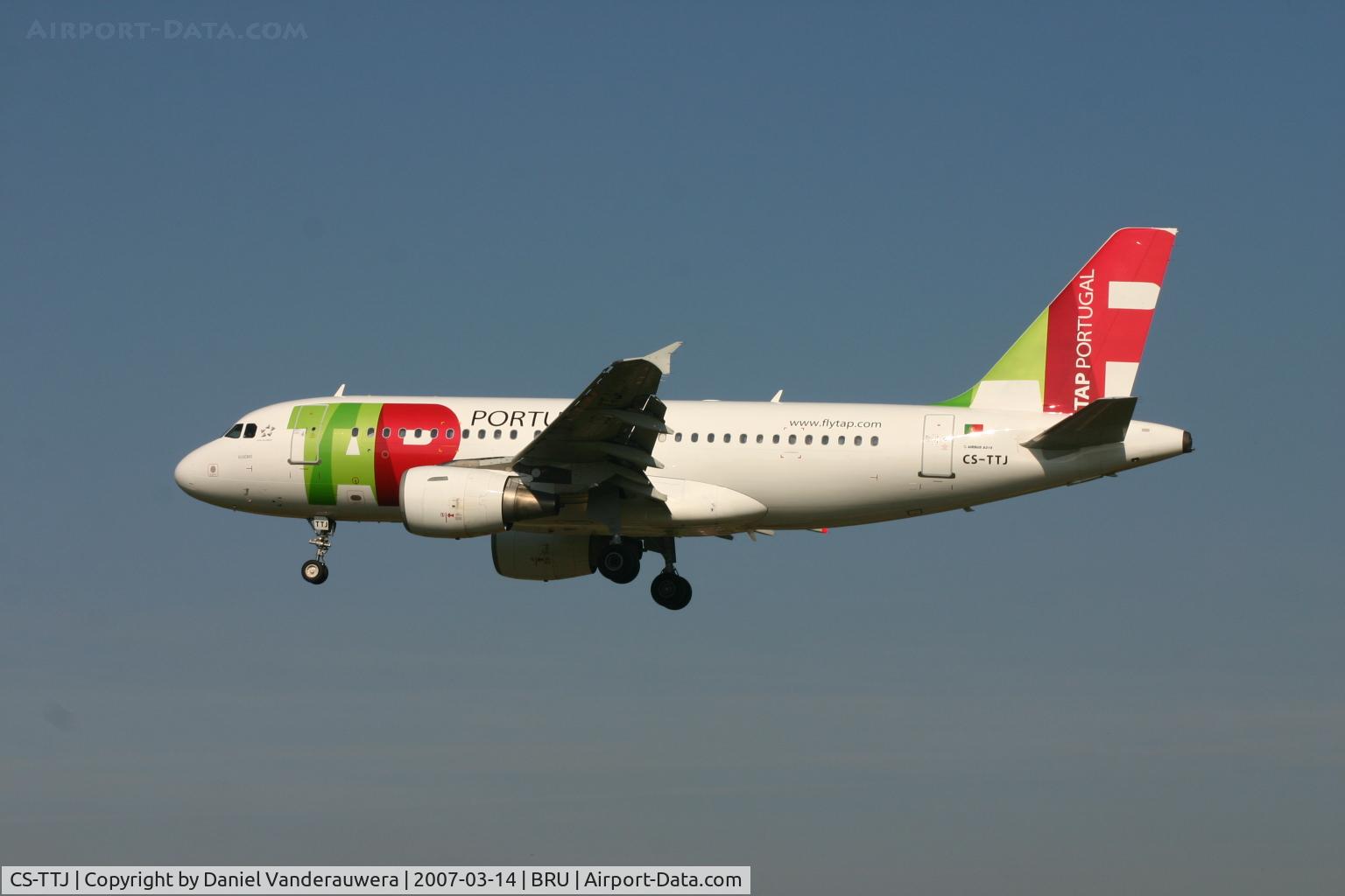 CS-TTJ, 1999 Airbus A319-111 C/N 979, descending to rwy 25L