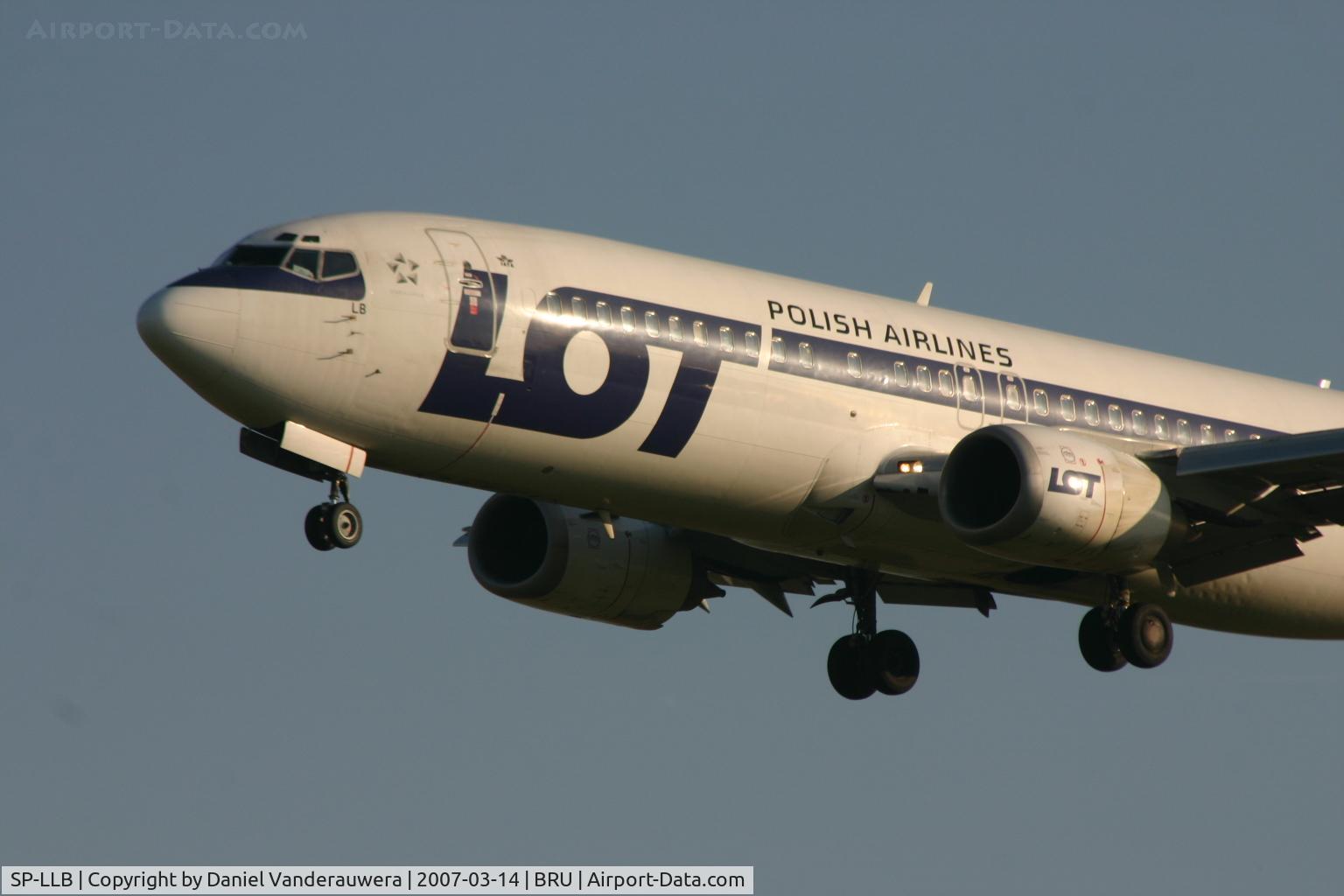 SP-LLB, 1993 Boeing 737-45D C/N 27156/2492, arrival of flight LO235