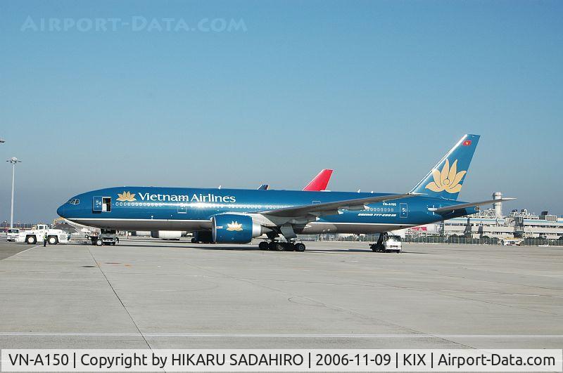 VN-A150, 2005 Boeing 777-2Q8/ER C/N 32717, Staying remote stand