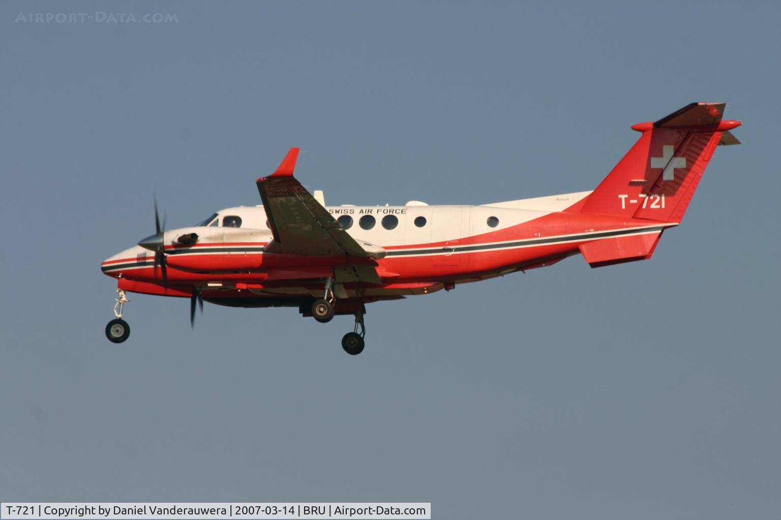T-721, 1993 Beech Super King Air 350 C/N FN-1, descending to rwy 25L