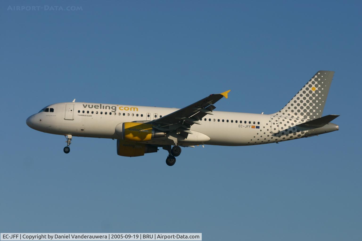 EC-JFF, 2005 Airbus A320-214 C/N 2388, descending to rwy 25L