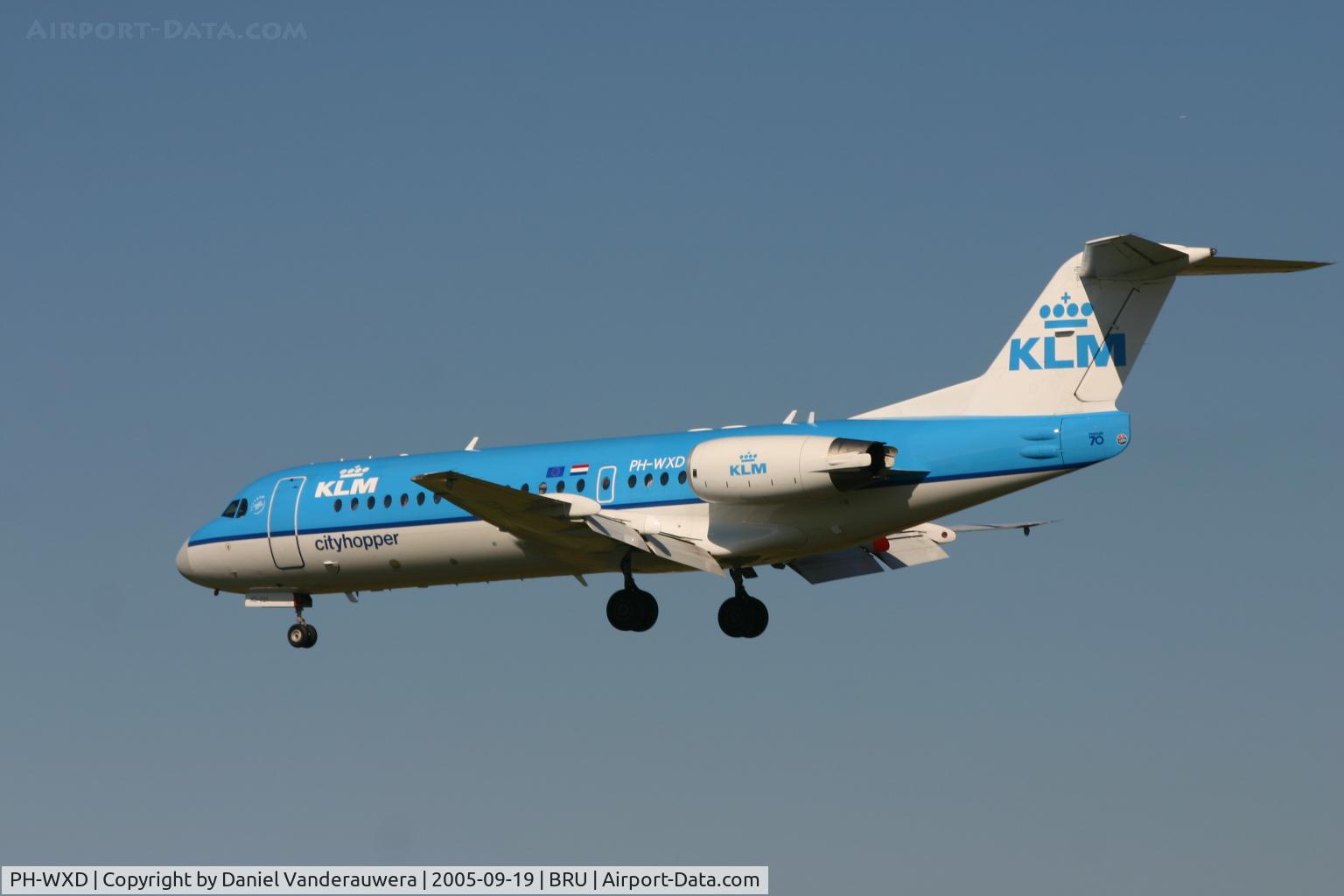 PH-WXD, 1995 Fokker 70 (F-28-0070) C/N 11563, shortly before touching down rwy 25L