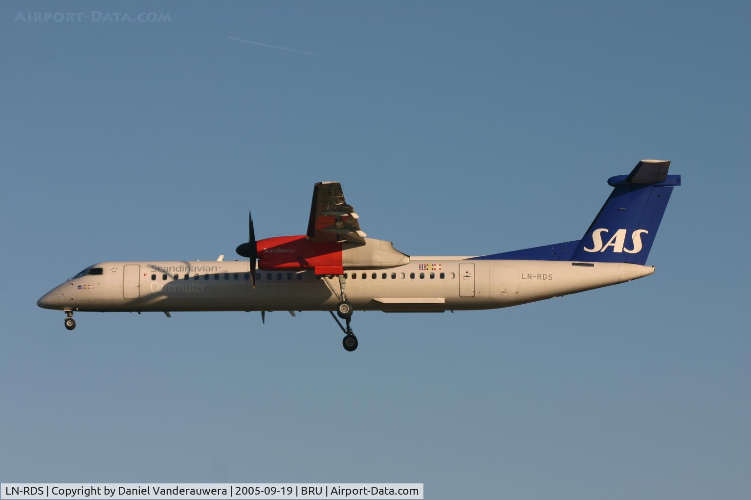 LN-RDS, 2001 De Havilland Canada DHC-8-402Q Dash 8 C/N 4035, descending to rwy 25L
