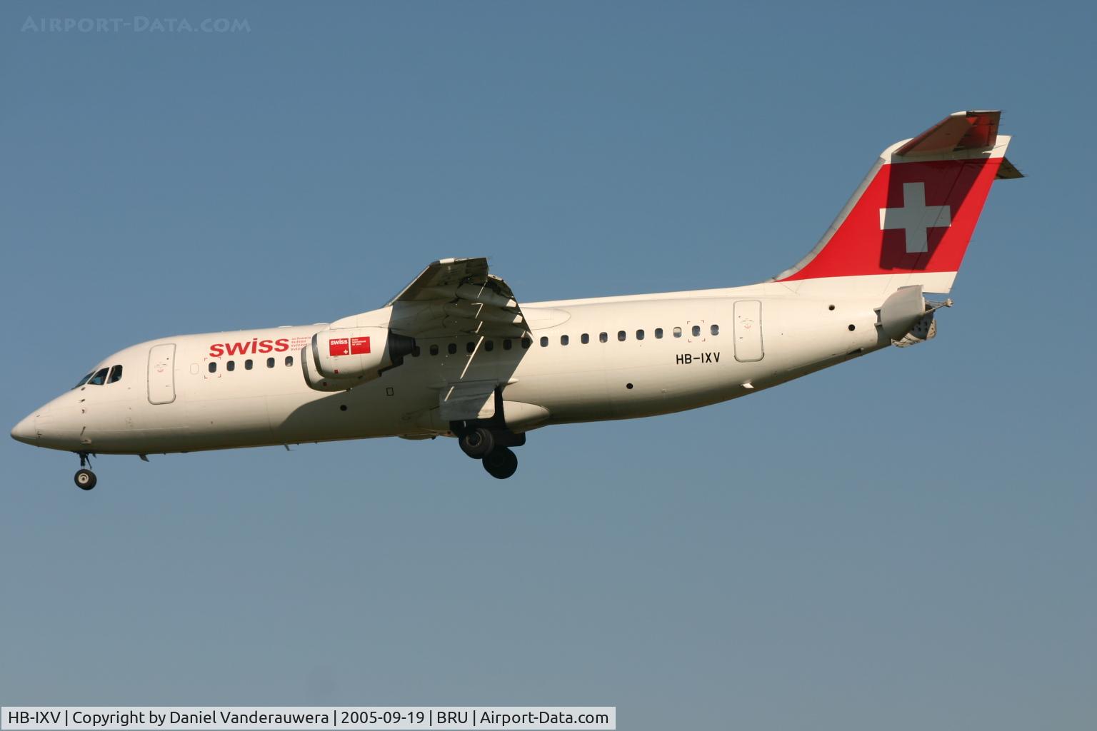 HB-IXV, 1995 British Aerospace Avro 146-RJ100 C/N E3274, descending to rwy 25L