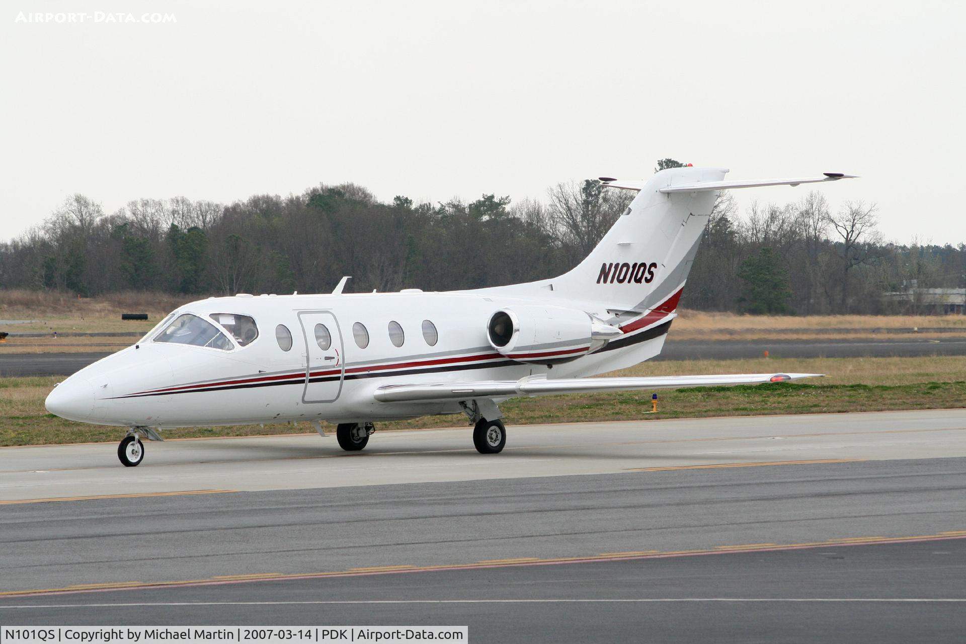 N101QS, 2006 Raytheon Beechjet 400A C/N RK-484, Taxing to Signature Flight Services