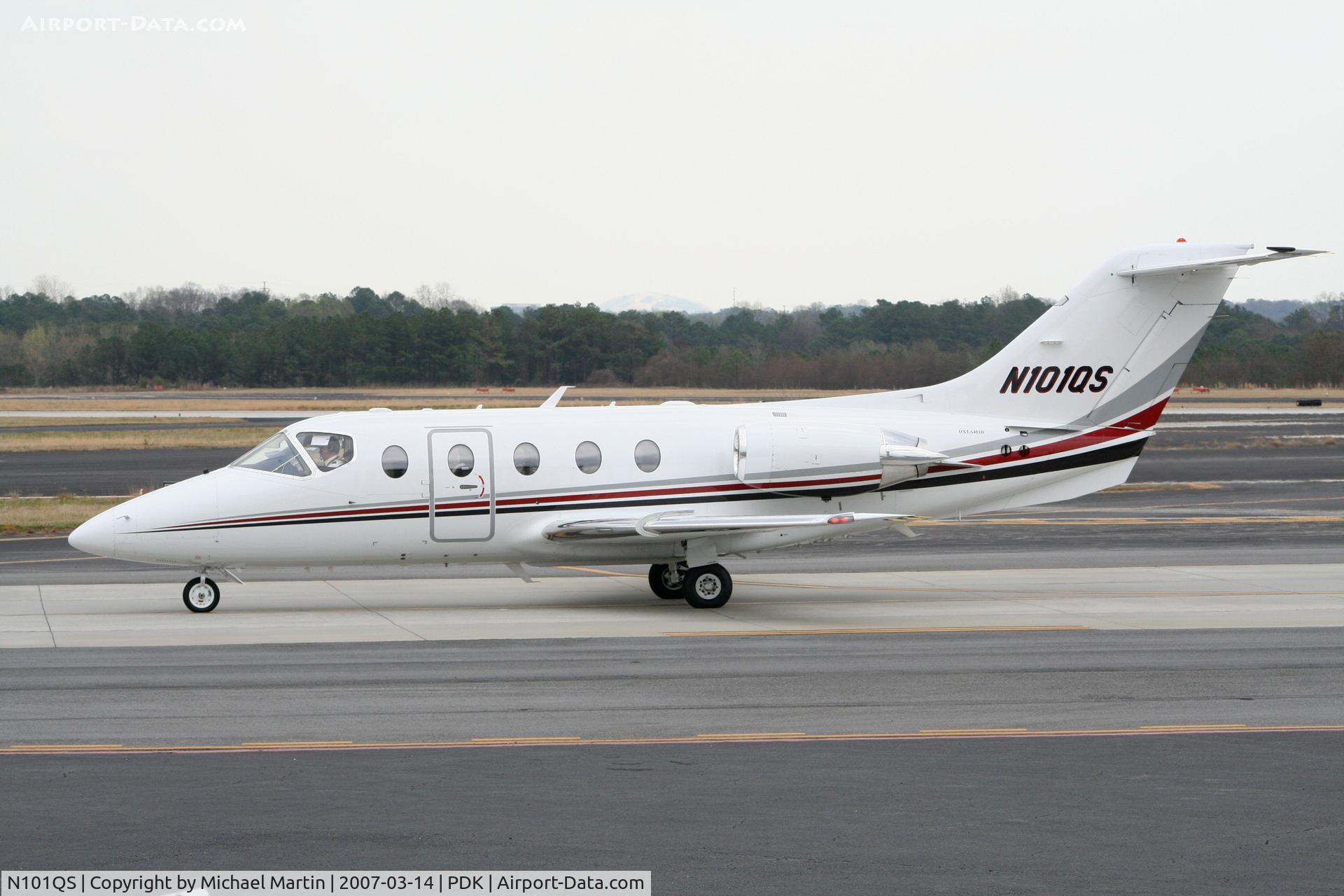 N101QS, 2006 Raytheon Beechjet 400A C/N RK-484, Taxing to Signature Flight Services